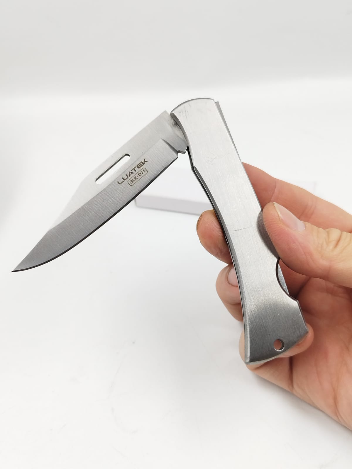 Canivete em Inox Com trava e clip para prender no cinto excelente