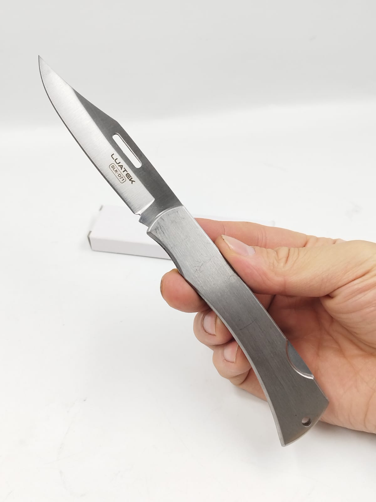 Canivete em Inox Com trava e clip para prender no cinto excelente