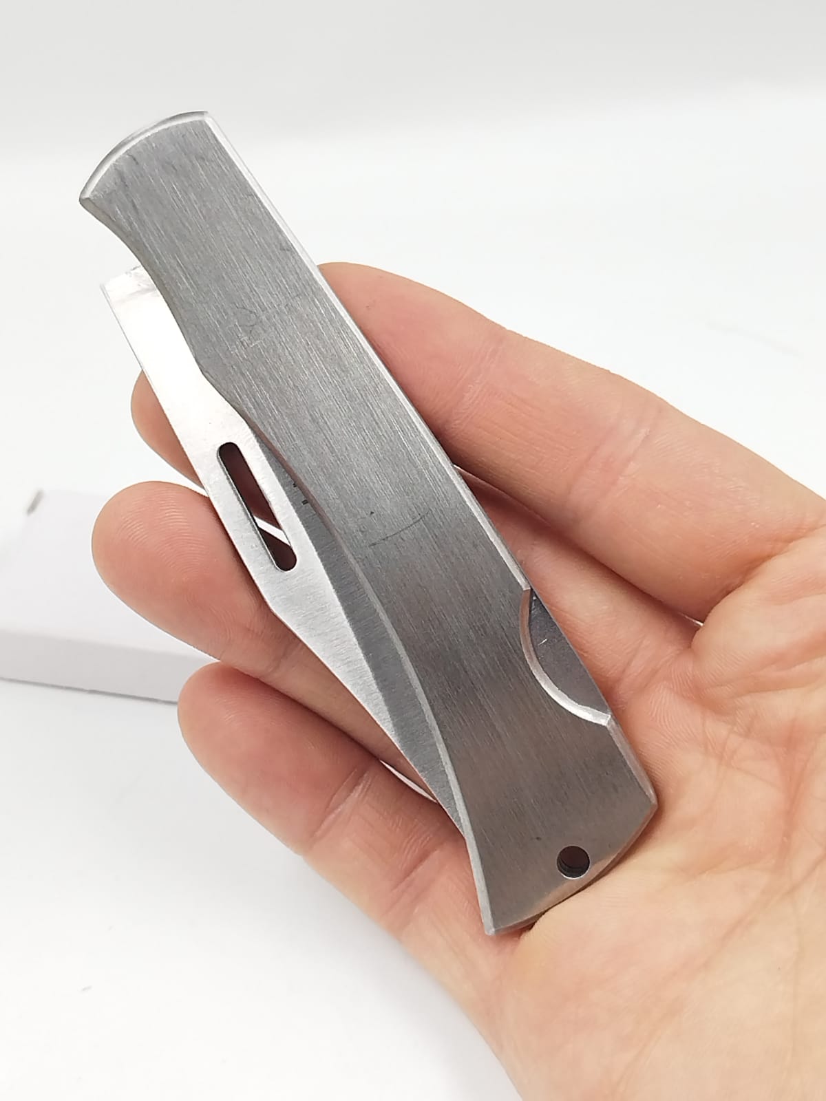 Canivete em Inox Com trava e clip para prender no cinto excelente