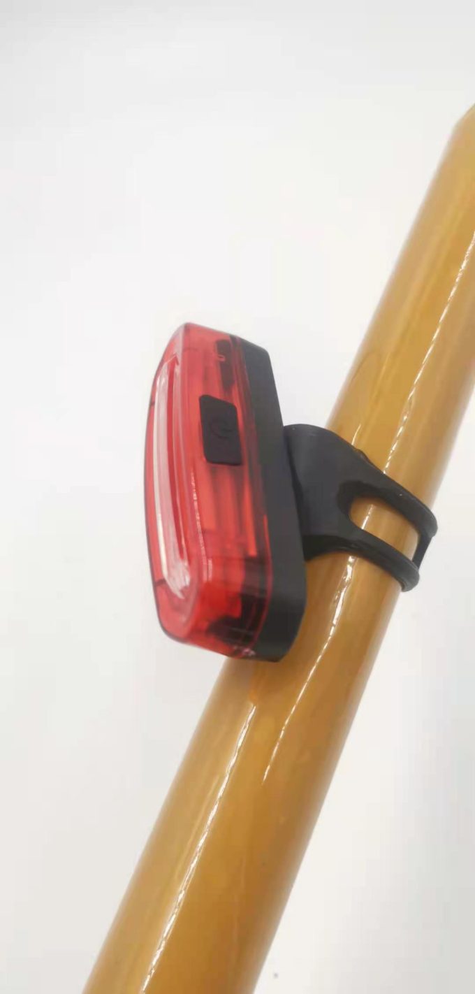 Bike Bicicleta LED 3 Cores Sinalizador Traseiro Farol Led Luz Segurança Pressione e segure por 3-5 segundos para liga HZ-03-3018