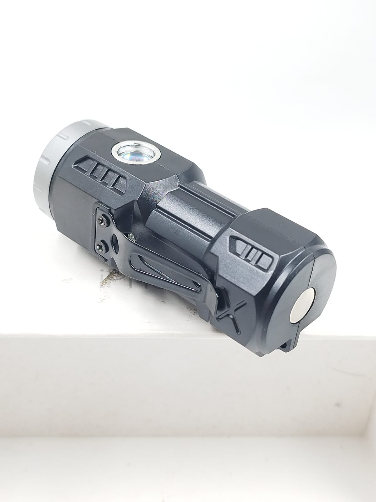 Mini Lanterna De Mão Pequena Luz Forte Brilhante Recarregável Com Base de Ima Magnetico lt-453