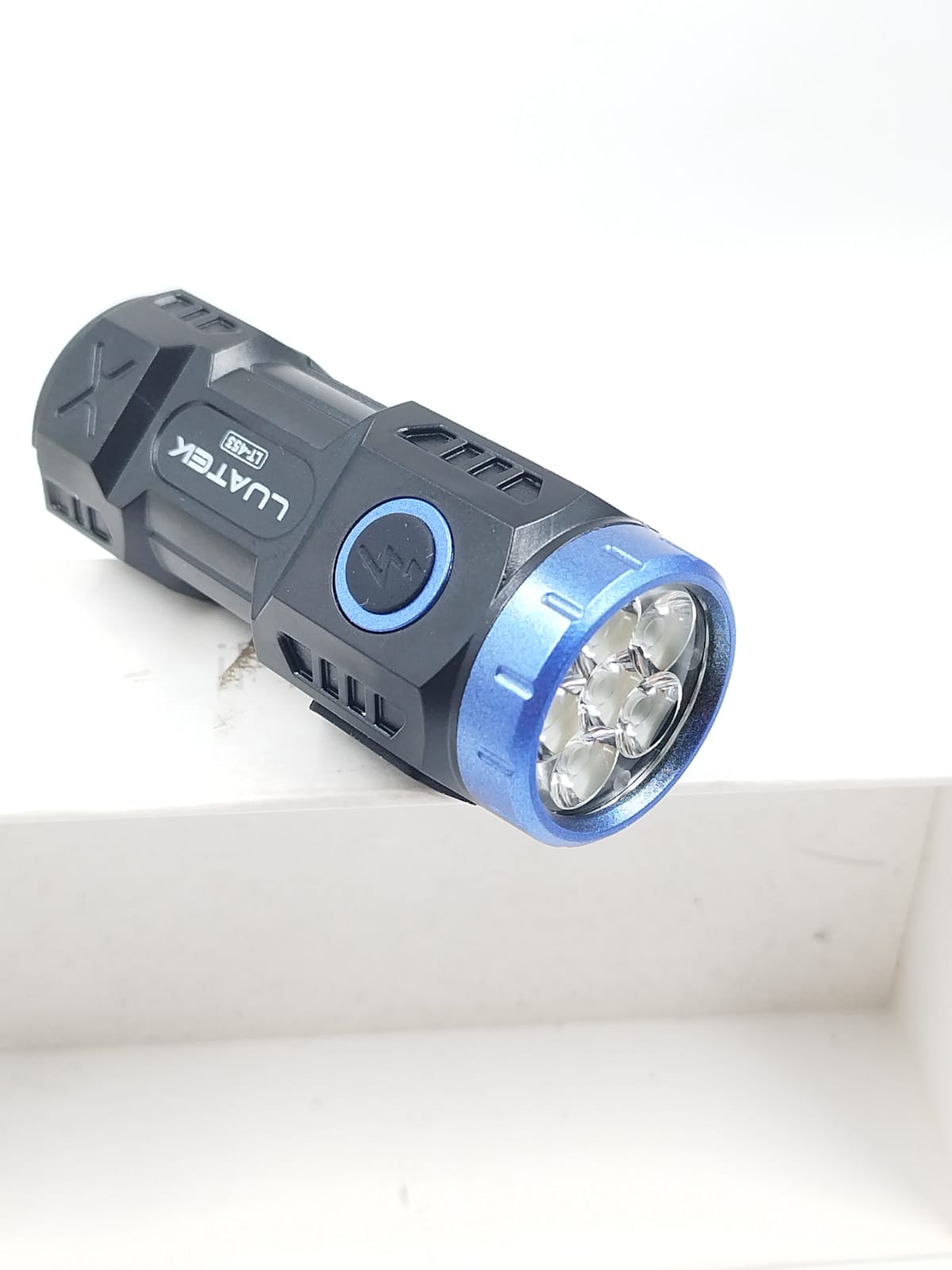 Mini Lanterna De Mão Pequena Luz Forte Brilhante Recarregável Com Base de Ima Magnetico lt-453