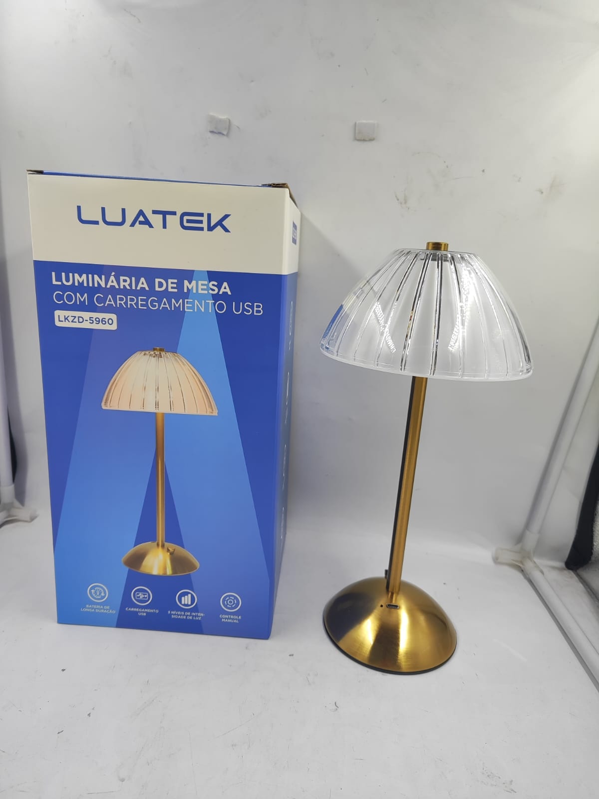 Luminaria de mesa com carregamento usb 1000mah