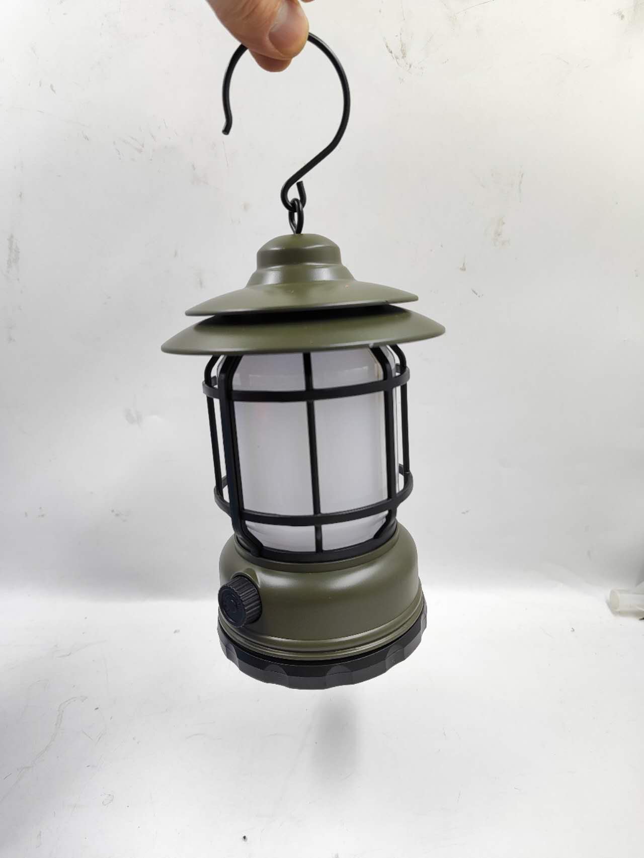 Lampião Portátil Retrô Led Usb Recarregável Festas Jardim Cor Vermelho