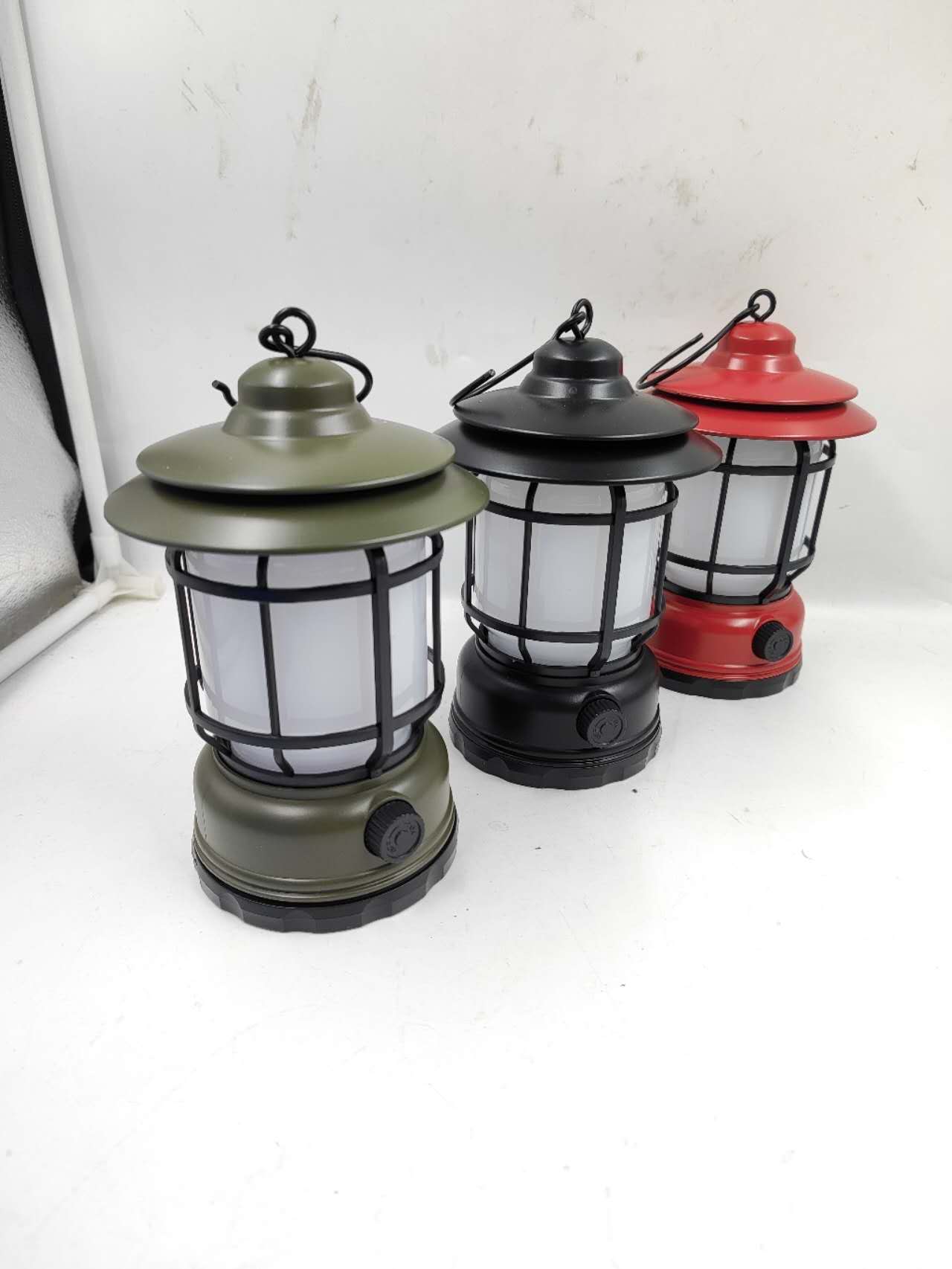 Lampião Portátil Retrô Led Usb Recarregável Festas Jardim Cor Vermelho