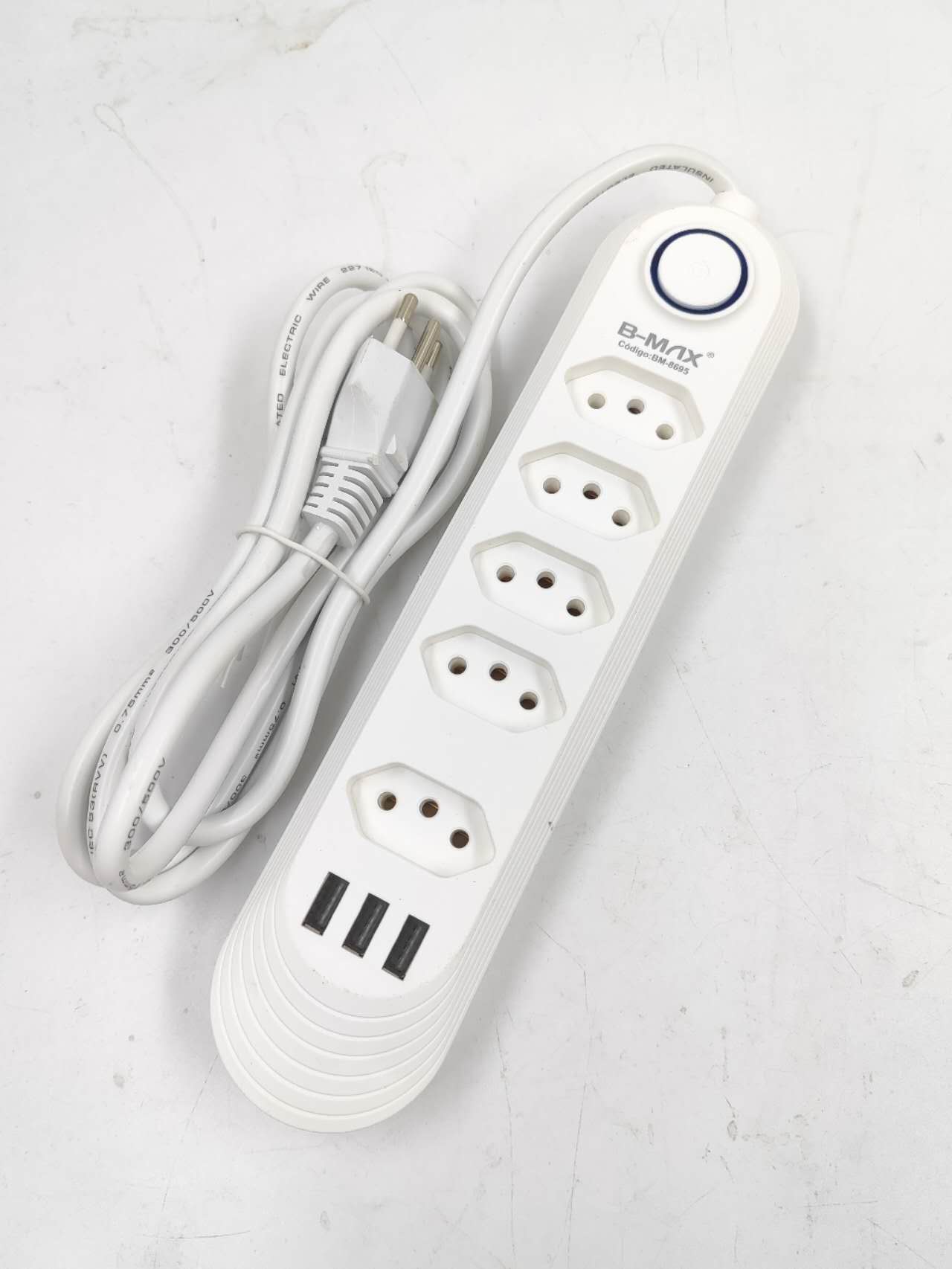 Extensão Elétrica B-Max BM-8695 5 Tomadas E 3 Usb Filtro De Linha Régua 2m Cor Branco